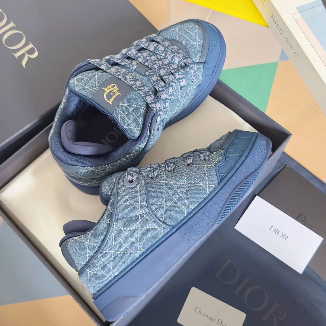 [DIOR] P: 820💰 Men's 39-44. (Male 38. 45. Customized) Dior Dior B9S series top version bread shoes casual sports shoes skate shoes original purchase development and production This new B9S skateboard sneakers are inspired by skateboarding and Dior's high-order spirit. Crafted from navy blue cotton tweed, the classic cannage pattern is reinterpreted with grained calfskin details in homage to Dior's savoir-faire. Padded tongue and technical fabric leg provide ideal comfort. Iconic details abound throughout the design, such as the Dior signature on the heel and tongue, cannage-patterned panels, and the rubber Dior Charm signature on the side inspired by the Dior logo. The rubber soles engraved with Oblique printing with a gradient effect are more refined and can add a high-end temperament to various looks. Exquisite packaging at the delivery counter🛍📦 ▪️Fabric: Original customized first-layer cowhide + tweed ▪️Inner lining: Customized breathable lining ▪️Outsole: Original open-molded anti-slip TPU material ▪️Sole thickness: 3.5CM.